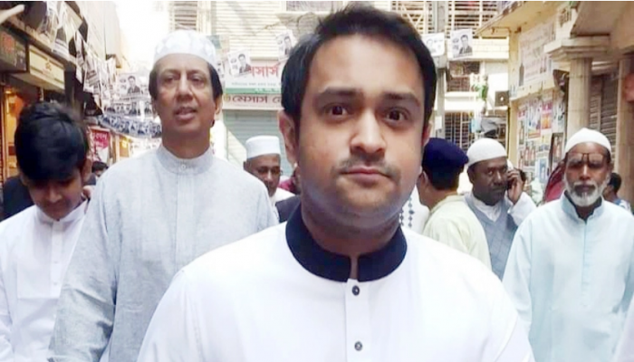 মুক্তি পেয়ে বঙ্গবন্ধুর প্রতিকৃতিতে ইরফান সেলিমের শ্রদ্ধা