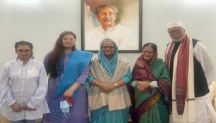 প্রধানমন্ত্রী শেখ হাসিনার সঙ্গে সপরিবারে বঙ্গবীর কাদের সিদ্দিকীর সাক্ষাৎ