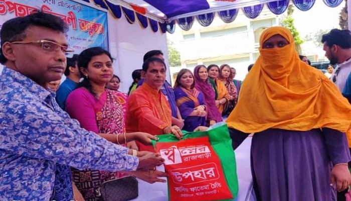 রাজবাড়ী জেলা যুব মহিলা লীগের ১৮ টি ইউনিয়ন ও ২ টা পৌরসভার নেতা ও কর্মীদের মাঝে ঈদ উপহার সামগ্রী বিতরণ