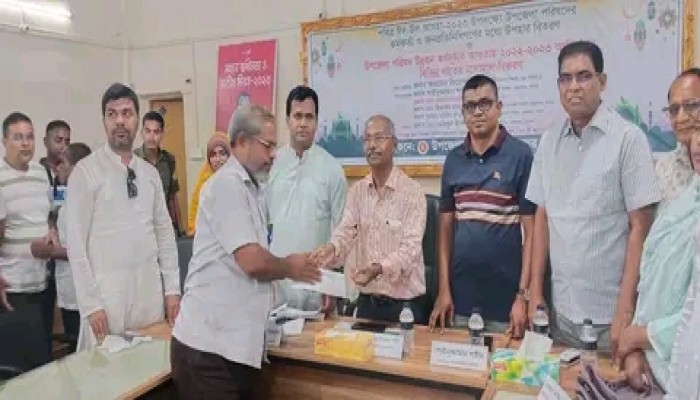 সুজানগরে ঈদুল আযহা উপলক্ষে কর্মকর্তা ও  জনপ্রতিনিধিদের মাঝে ঈদ উপহার বিতরণ