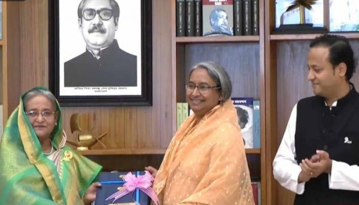 প্রধানমন্ত্রীর হাতে এসএসসির ফলাফল হস্তান্তর