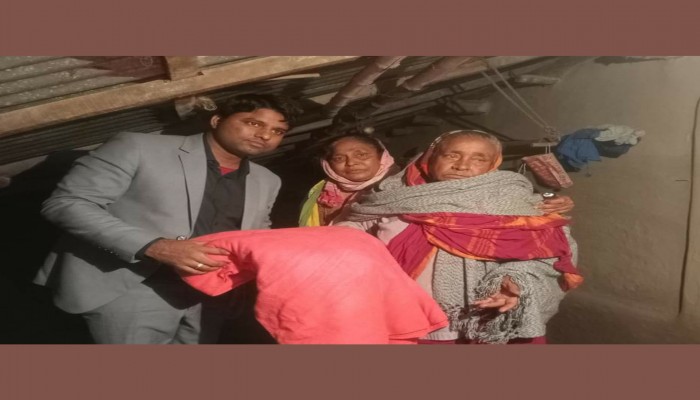 ঘুম থেকে ডেকে নিজ হাতে শীতার্তদের মাঝে কম্বল তুলে দিলেন ইউএনও