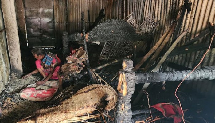 রাজশাহীর চারঘাটে আশ্রয়ন প্রকল্পের ১০ ঘর পুড়ে ছাই