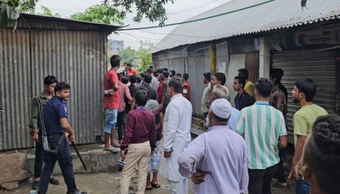 ভোটকেন্দ্রে পুলিশকে মারধর, ছবি তোলায় সাংবাদিকের ওপর হামলা