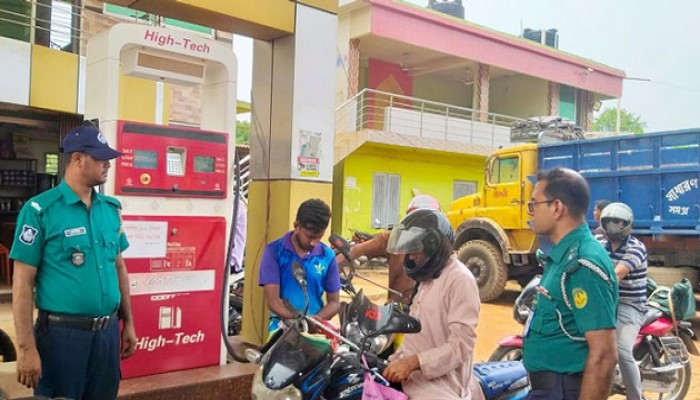 রাজশাহী মহানগরীতে সড়ক দুর্ঘটনা প্রতিরোধে ‘নো হেলমেট, নো ফুয়েল’ পাম্পগুলোতে ডিউটি পুলিশের