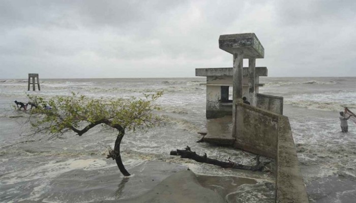 তাণ্ডব চালাচ্ছে ঘূর্ণিঝড় রেমাল