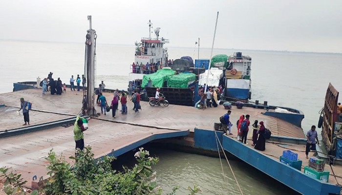 ঈদযাত্রায় লঞ্চে স্বস্তি, নির্বিঘ্নে ফেরি পারাপার