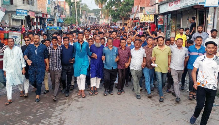 বাঘার মেয়র আক্কাছকে গ্রেফতারের দাবিতে বিক্ষোভ