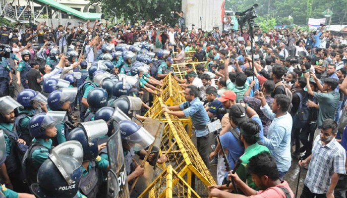 কোটা আন্দোলনে পুলিশের গাড়িতে ভাঙচুরের ঘটনায় মামলা