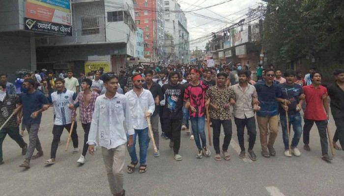 রাজশাহীতে শিক্ষার্থীদের সাথে সংঘর্ষ, পুলিশের গাড়ি ভাংচুর