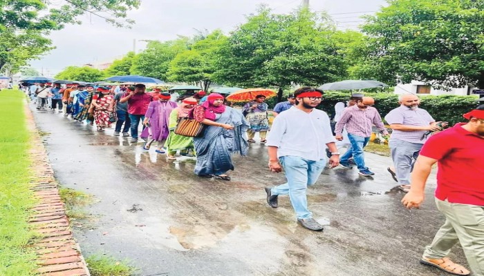 সড়কে নেমেছেন বিভিন্ন শ্রেণি-পেশার মানুষ