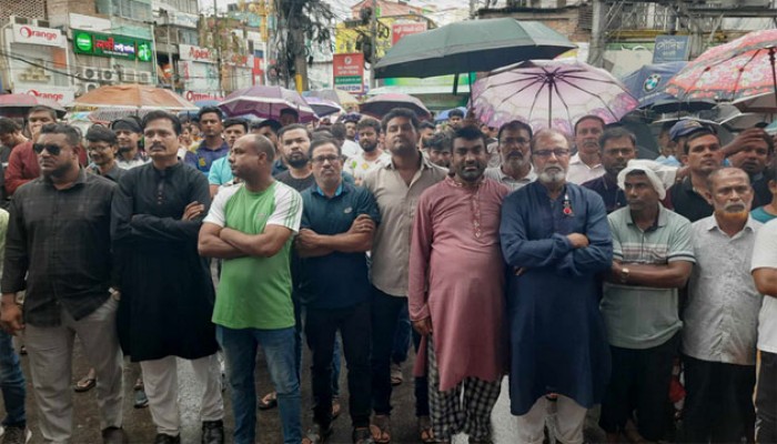 বৃষ্টি উপেক্ষা করে রাজশাহীতে আ.লীগের অবস্থান কর্মসূচি