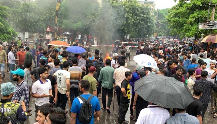 রাজশাহীতে শিক্ষার্থীদের মিছিল থেকে পুলিশ বক্স, আ.লীগের অফিস ভাংচুর ও অগ্নিসংযোগ