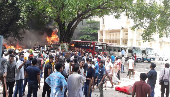 ধাওয়া পাল্টা-ধাওয়ার পর শিক্ষার্থীদের দখলে শাহবাগ