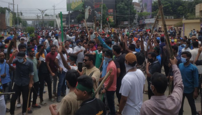 রাজশাহীতে আন্দোলনকারীদের সাথে আ’লীগের সংঘর্ষে শিক্ষার্থী নিহত, গুলিবিদ্ধসহ আহত অর্ধশতাধিক