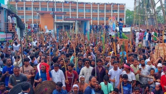 শেখ হাসিনাকে দেশে ফেরাতে মাথায় কাফনের কাপড় বেঁধে শপথ