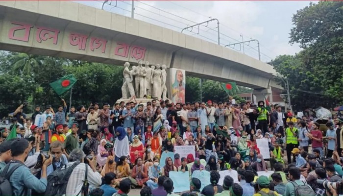 শহীদদের স্মরণে বিকালে শিক্ষার্থীদের ‘রোডমার্চ’