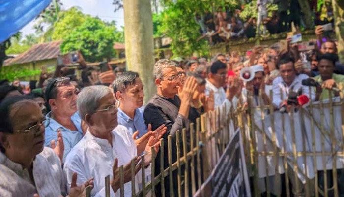 শহীদ আবু সাঈদের কবর জিয়ারত করলেন মির্জা ফখরুল