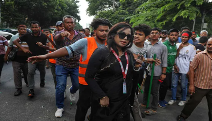 আন্দোলনকারীদের দখলে ধানমন্ডির সড়ক