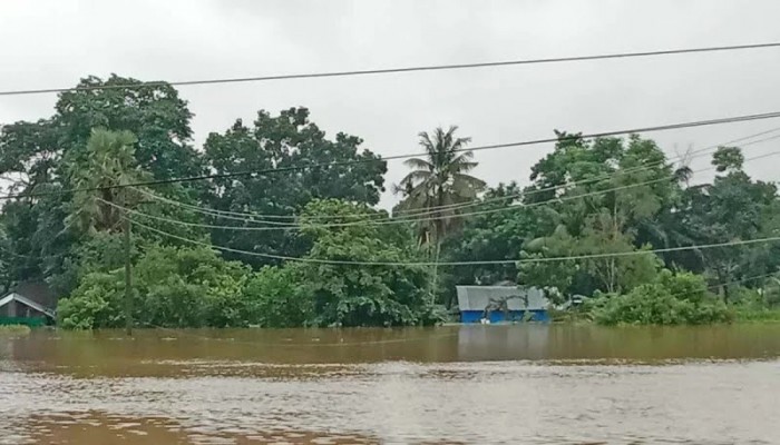 ফেনীতে বন্যায় ৩ লাখ মানুষ পানিবন্দি ও বিদ্যুৎহীন