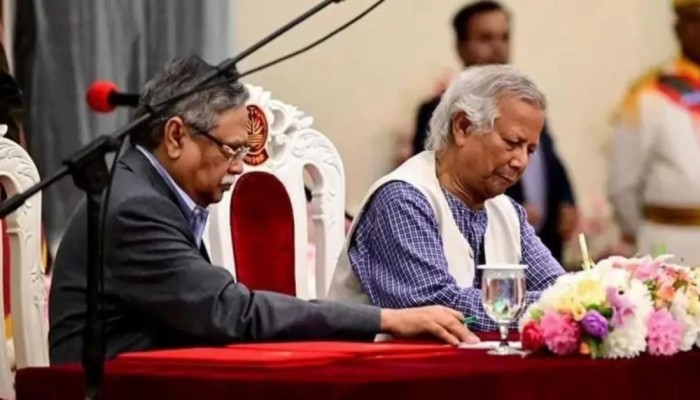 ‘সুবিধাভোগী’ প্রশাসন নিয়ে বেকায়দায় অন্তর্বর্তী সরকার