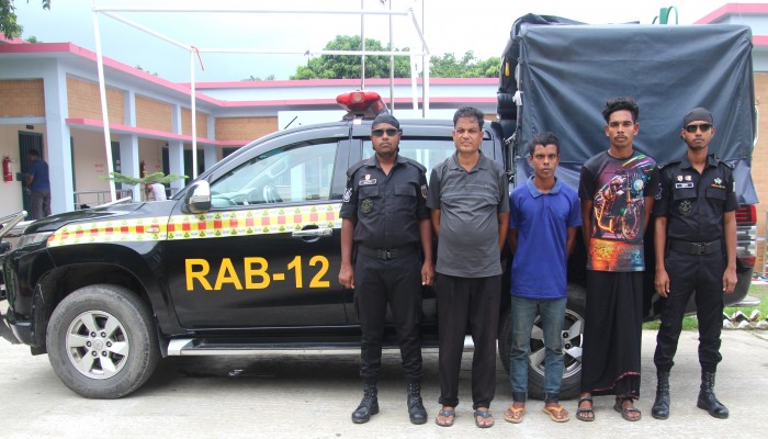 অভিনব কায়দায় বালির ট্রাকে মাদকদ্রব্য পরিবহনকালে ৪৮ কেজি গাঁজাসহ ০৩ জন মাদক ব্যবসায়ী গ্রেফতার