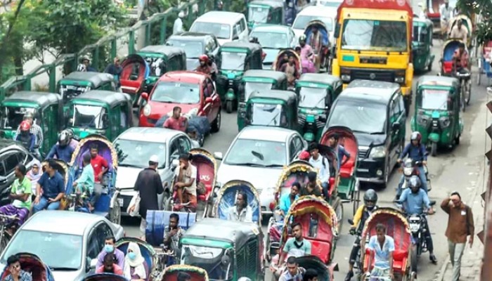 দুর্গাপূজার ছুটি শেষে ঢাকায় ফিরছেন কর্মজীবীরা, রাস্তায় তীব্র যানজট