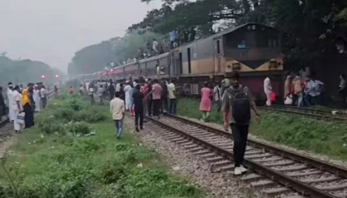 রেললাইনে শুয়ে আত্মহত্যার চেষ্টা, হার্ড ব্রেকে ট্রেনের ইঞ্জিন বিকল