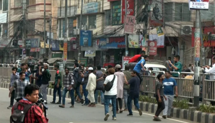 সাকিবভক্তদের সঙ্গে বিরোধীদের ধাওয়া-পাল্টা ধাওয়া