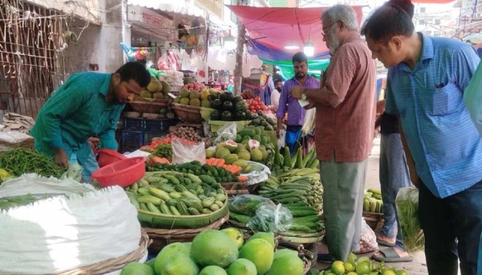 সুষম খাদ্যের অভাবে স্বাস্থ্যঝুঁকিতে সাধারণ মানুষ