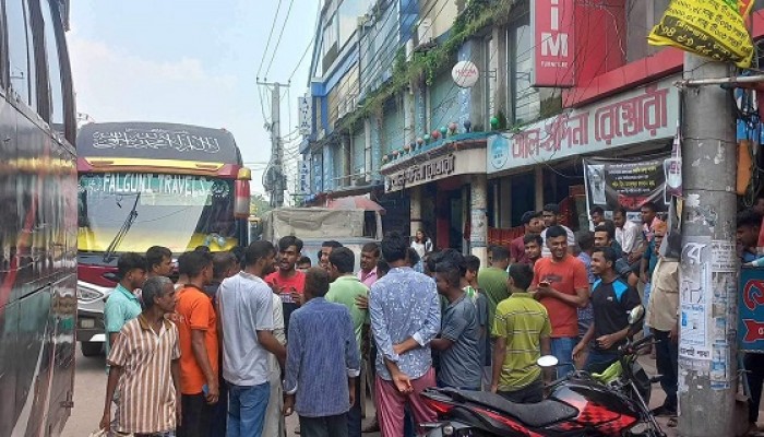 শ্রমিক নির্যাতনের প্রতিবাদে রাজশাহী-চাঁপাইনবাবগঞ্জ রুটে বাস চলাচল বন্ধ