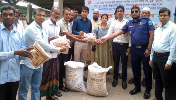 রাণীনগরে বিনামূল্যে বীজ ও সার বিতরণে কৃষকদের মাঝে উচ্ছ্বাস