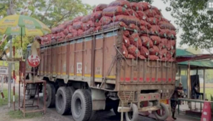 হিলি স্থলবন্দর দিয়ে আসছে আলু