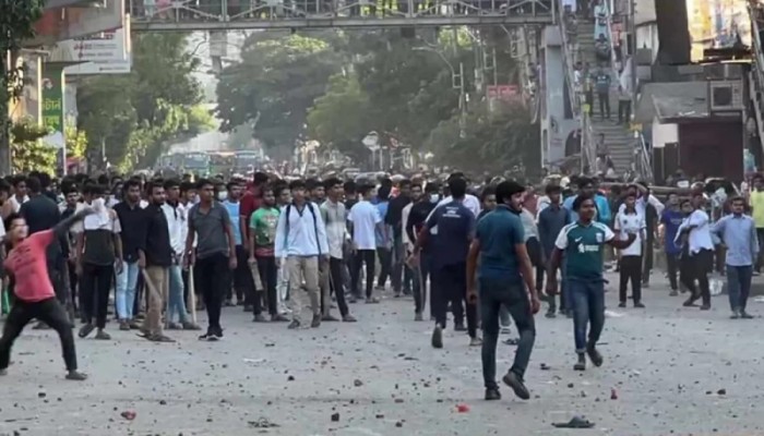 সায়েন্সল্যাব মোড়ে ঢাকা ও সিটি কলেজ শিক্ষার্থীদের সংঘর্ষ