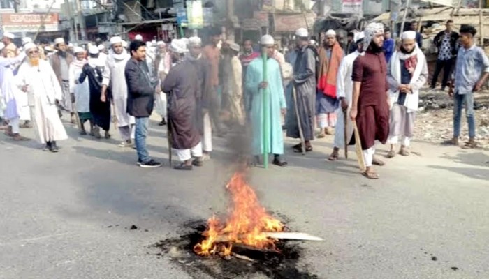 শ্রীপুরে রাস্তা আটকে তাবলীগ জামাতের বিক্ষোভ