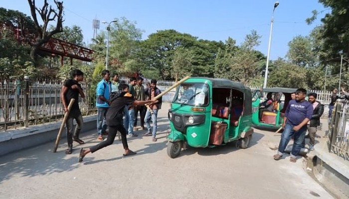 রাজশাহীতে বাসশ্রমিক ও সিএনজিচালকেরা এবার মীমাংসায় বসে মারামারি করলেন