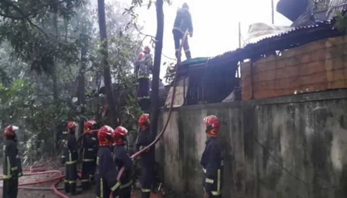 বনানী বস্তির আগুন পুরোপুরি নিয়ন্ত্রণে