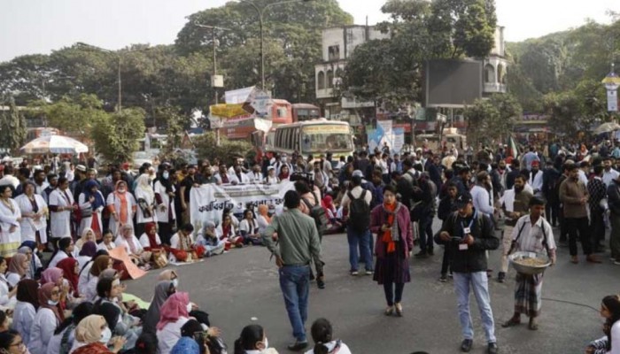 ভাতা দ্বিগুণের দাবিতে শাহবাগে অবস্থান ট্রেইনি চিকিৎসকদের