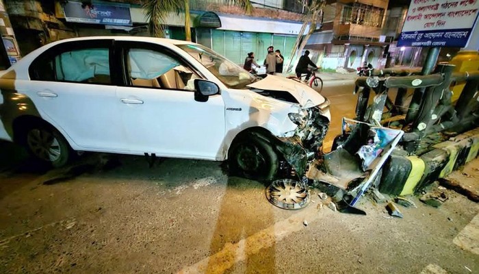 ডিভাইডারে গাড়ির ধাক্কা, রাজশাহী জামায়াতের আমিরসহ আহত ৩