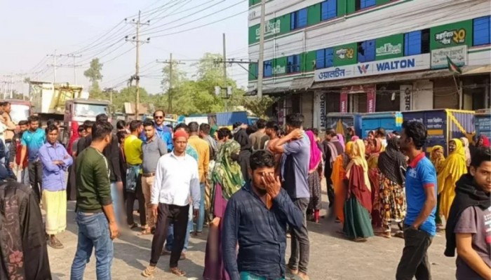 গাজীপুরে মহাসড়ক অবরোধ করে ফের শ্রমিক বিক্ষোভ