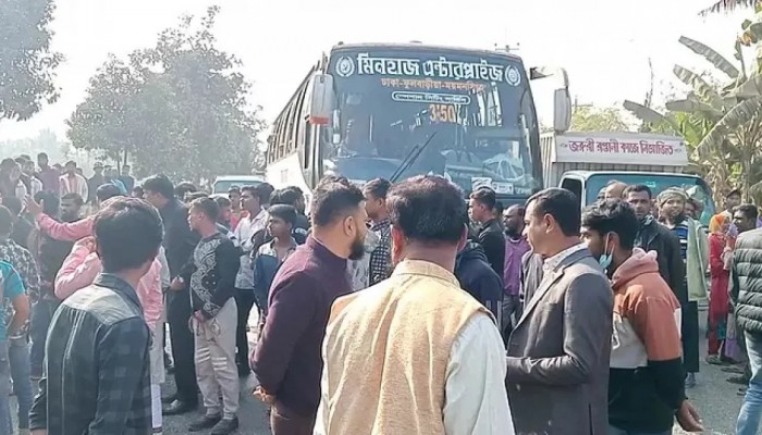 বকেয়া বেতনের দাবিতে ঢাকা-ময়মনসিংহ মহাসড়কে শ্রমিকদের অবরোধ