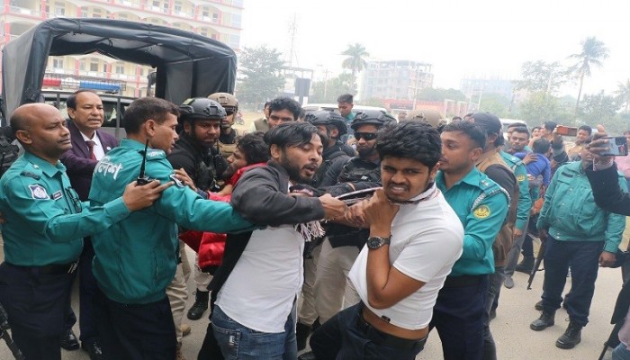 রাজশাহী পুলিশ লাইন স্কুলে শিক্ষার্থীদের সাথে পুলিশর সংঘর্ষ