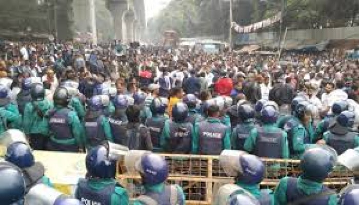 যমুনা অভিমুখে ছাত্র-জনতার পদযাত্রা শাহবাগে আটকে দিলো পুলিশ