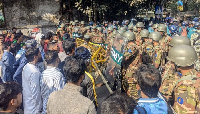 আলিয়া মাদ্রাসা মাঠে আদালত বসানোর প্রতিবাদে শিক্ষার্থীদের সড়ক অবরো