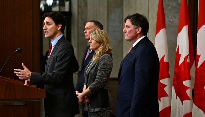 ট্রাম্পের শুল্কের পাল্টা জবাব, মার্কিন পণ্যে ২৫% শুল্ক বসাচ্ছে কানাডা: ট্রুডো