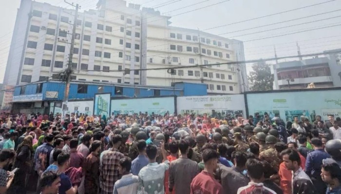 বকেয়া বেতন পরিশোধের দাবিতে চট্টগ্রামে পোশাকশ্রমিকদের সড়ক অবরোধ