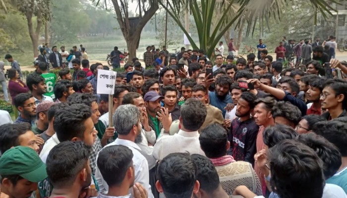 পোষ্য কোটা নিয়ে মুখোমুখি শিক্ষার্থী-কর্মচারী, উত্তাল জাবি