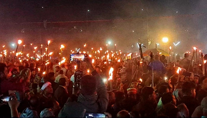 তিস্তা পাড়ে মশাল জ্বালিয়ে তিস্তা নদী রক্ষার দাবি জানালেন হাজার মানুষ