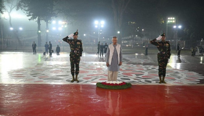 একুশের প্রথম প্রহরে শহীদ মিনারে প্রধান উপদেষ্টার শ্রদ্ধা নিবেদন