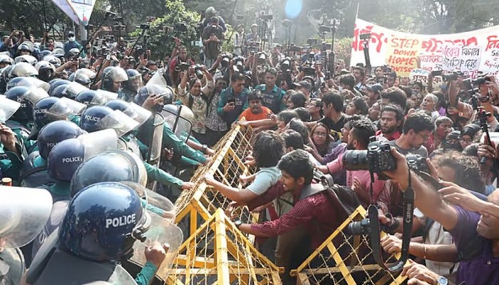 উপদেষ্টার পদত্যাগ দাবিতে স্বরাষ্ট্র মন্ত্রণালয়ের দিকে পদযাত্রায় বাধা